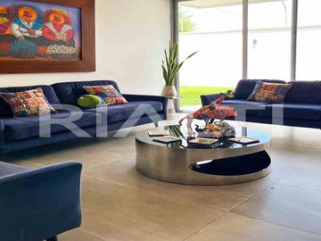 Casa moderna en venta Tumbaco sector Hilacril