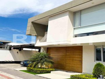 Casa moderna en venta Tumbaco sector Hilacril