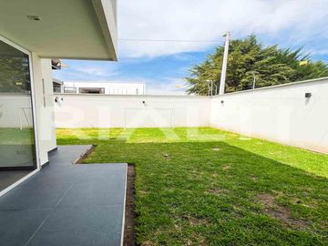 Casa moderna en venta Tumbaco sector Hilacril