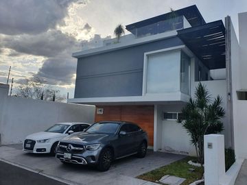 Vendo Casa en Centro Sur, Claustros de las Misiones, Roof Garden, 3 Niveles