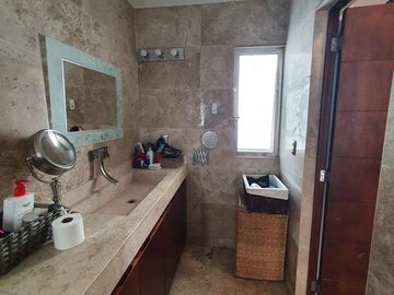 Vendo Casa en Centro Sur, Claustros de las Misiones, Roof Garden, 3 Niveles