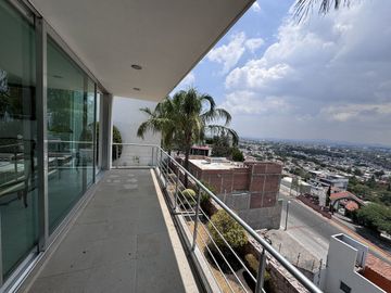 Milenio III Casa en venta con vista panorámica y gran jardín SUPER PRECIO!!