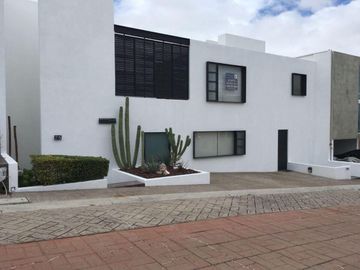 Preciosa casa en venta en Los Cipreses Corregidora