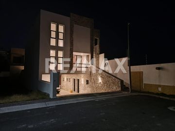 Casa de 3 pisos de 400m2 de construcción en Venta, casa NUEVA de 4 habitaciones con baños completos y salón de juegos Valle Juriquilla - (3)