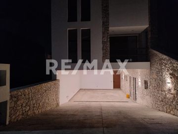 Casa de 3 pisos de 400m2 de construcción en Venta, casa NUEVA de 4 habitaciones con baños completos y salón de juegos Valle Juriquilla - (3)