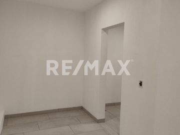 Casa de 3 pisos de 400m2 de construcción en Venta, casa NUEVA de 4 habitaciones con baños completos y salón de juegos Valle Juriquilla - (3)