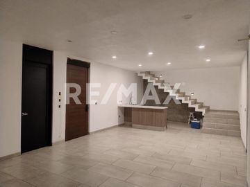 Casa de 3 pisos de 400m2 de construcción en Venta, casa NUEVA de 4 habitaciones con baños completos y salón de juegos Valle Juriquilla - (3)