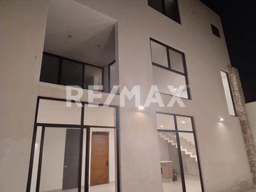 Casa de 3 pisos de 400m2 de construcción en Venta, casa NUEVA de 4 habitaciones con baños completos y salón de juegos Valle Juriquilla - (3)