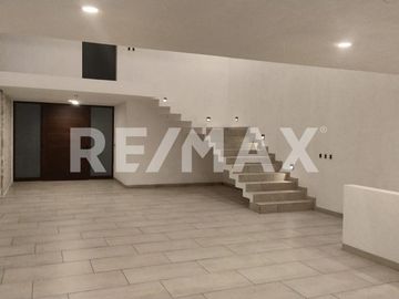 Casa de 3 pisos de 400m2 de construcción en Venta, casa NUEVA de 4 habitaciones con baños completos y salón de juegos Valle Juriquilla - (3)