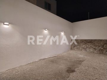 Casa de 3 pisos de 400m2 de construcción en Venta, casa NUEVA de 4 habitaciones con baños completos y salón de juegos Valle Juriquilla - (3)