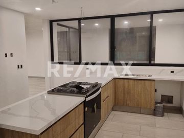 Casa de 3 pisos de 400m2 de construcción en Venta, casa NUEVA de 4 habitaciones con baños completos y salón de juegos Valle Juriquilla - (3)