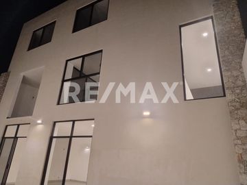 Casa de 3 pisos de 400m2 de construcción en Venta, casa NUEVA de 4 habitaciones con baños completos y salón de juegos Valle Juriquilla - (3)
