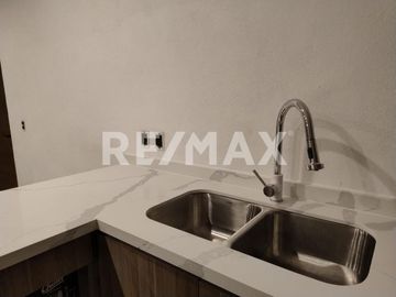 Casa de 3 pisos de 400m2 de construcción en Venta, casa NUEVA de 4 habitaciones con baños completos y salón de juegos Valle Juriquilla - (3)
