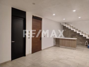Casa de 3 pisos de 400m2 de construcción en Venta, casa NUEVA de 4 habitaciones con baños completos y salón de juegos Valle Juriquilla - (3)
