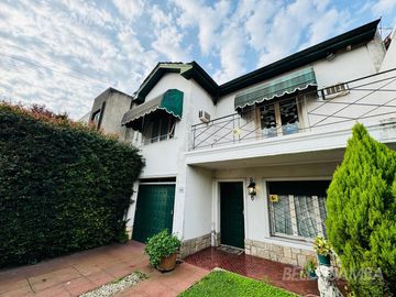 CASA VENTA  BAJO VICENTE LOPEZ 3 DORMITORIOS