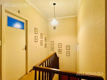 CASA VENTA  BAJO VICENTE LOPEZ 3 DORMITORIOS