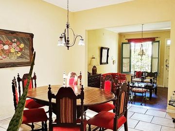 Casa tres dormitorios y patio Int Becco San Isidro