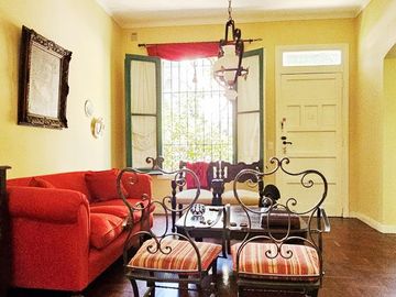 Casa tres dormitorios y patio Int Becco San Isidro