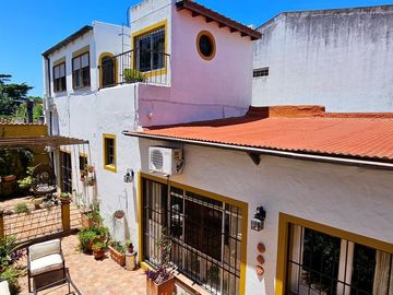 Casa tres dormitorios y patio Int Becco San Isidro
