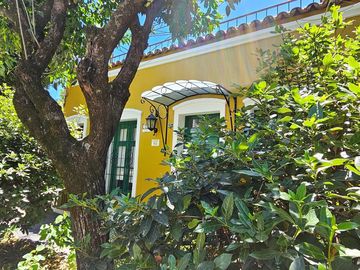 Casa tres dormitorios y patio Int Becco San Isidro