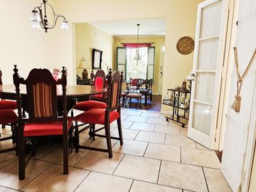 Casa tres dormitorios y patio Int Becco San Isidro