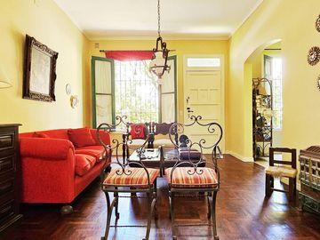 Casa tres dormitorios y patio Int Becco San Isidro