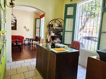 Casa tres dormitorios y patio Int Becco San Isidro