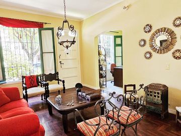 Casa tres dormitorios y patio Int Becco San Isidro