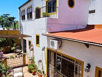 Casa tres dormitorios y patio Int Becco San Isidro