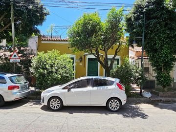 Casa tres dormitorios y patio Int Becco San Isidro