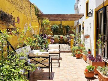 Casa tres dormitorios y patio Int Becco San Isidro
