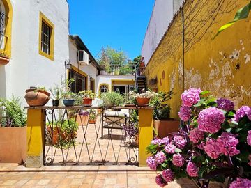 Casa tres dormitorios y patio Int Becco San Isidro