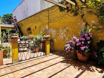 Casa tres dormitorios y patio Int Becco San Isidro