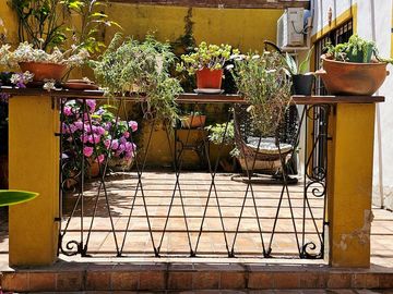 Casa tres dormitorios y patio Int Becco San Isidro