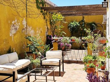 Casa tres dormitorios y patio Int Becco San Isidro