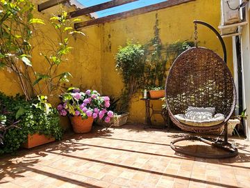 Casa tres dormitorios y patio Int Becco San Isidro