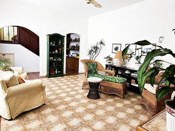 Casa tres dormitorios y patio Int Becco San Isidro