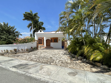 En venta casa dentro de privada en Temozón Nte.