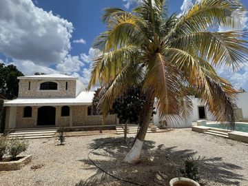 En venta casa dentro de privada en Temozón Nte.