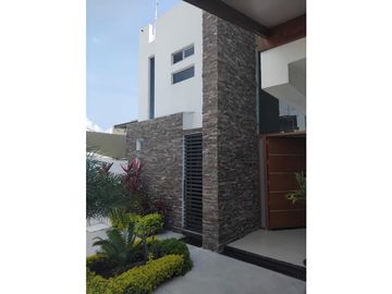 SE VENDA CASA SOLA EN BURGOS CONDOMINIO CERRADO CON VIGILANCIA