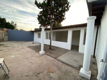 Casa en Venta en CASA/ OFICINA METRO RODRIGO DE ARAYA