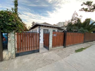 Casa en Venta en CASA/ OFICINA METRO RODRIGO DE ARAYA