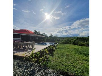 Se vende hermosa casa campestre en Montenegro