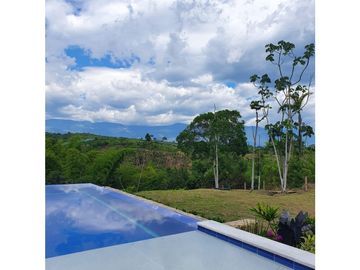 Se vende hermosa casa campestre en Montenegro