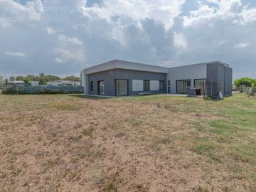 Casa 5 ambientes en  área 12 de San Sebastián MB