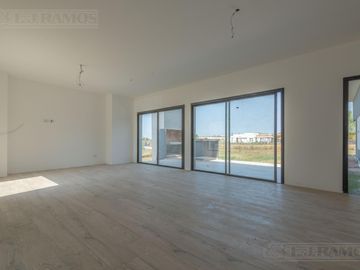 Casa 5 ambientes en  área 12 de San Sebastián MB
