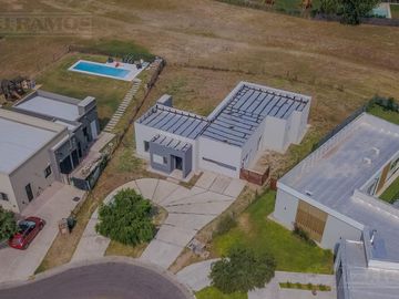 Casa 5 ambientes en  área 12 de San Sebastián MB