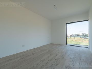 Casa 5 ambientes en  área 12 de San Sebastián MB