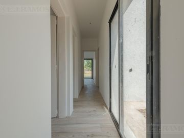 Casa 5 ambientes en  área 12 de San Sebastián MB