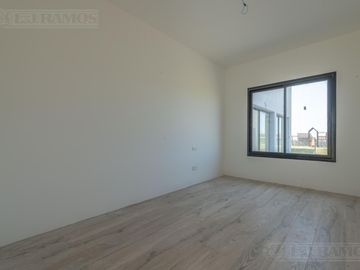 Casa 5 ambientes en  área 12 de San Sebastián MB